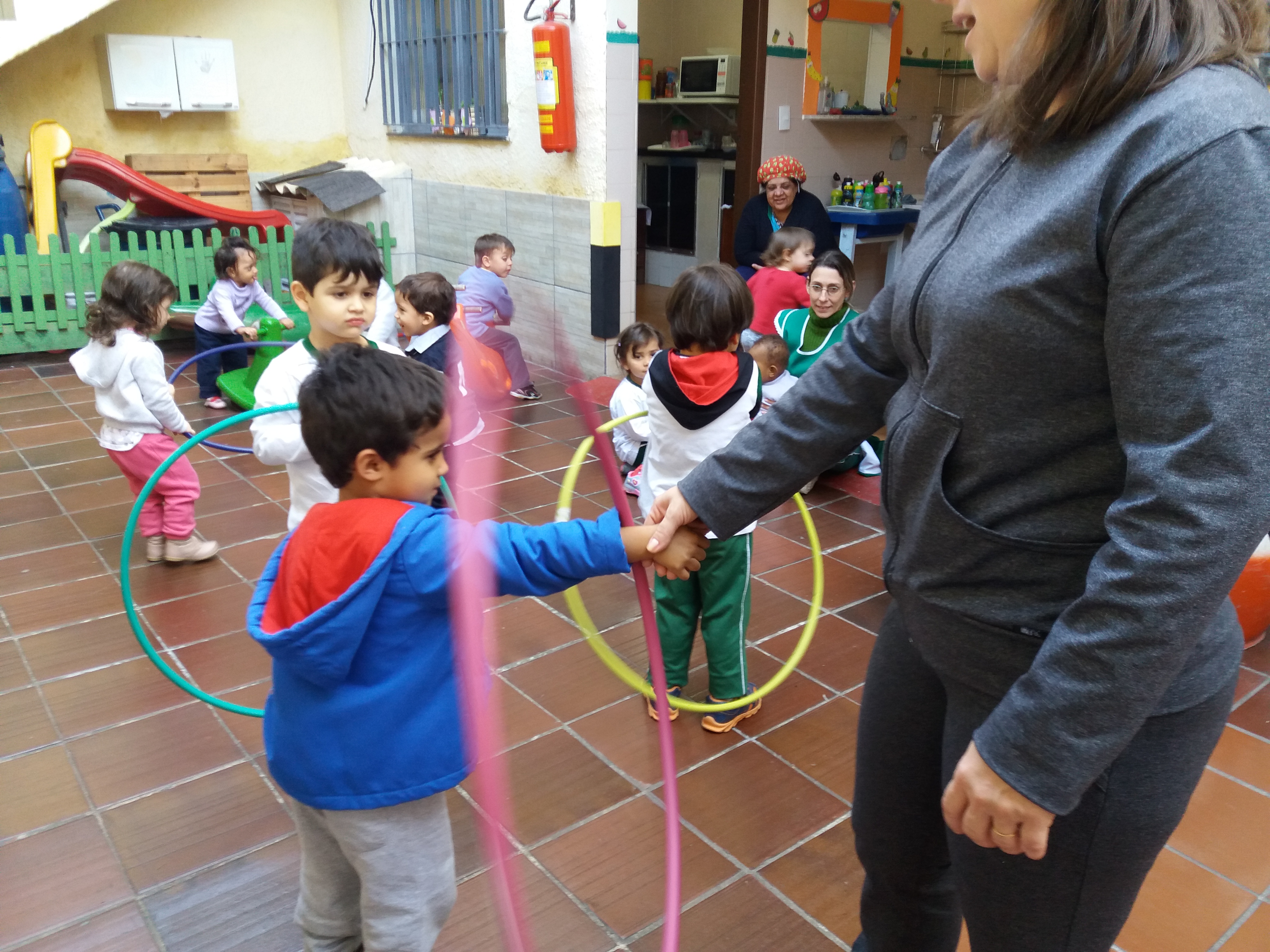 Psicomotricidade Escolar - BRINCADEIRAS COM BOLINHAS 